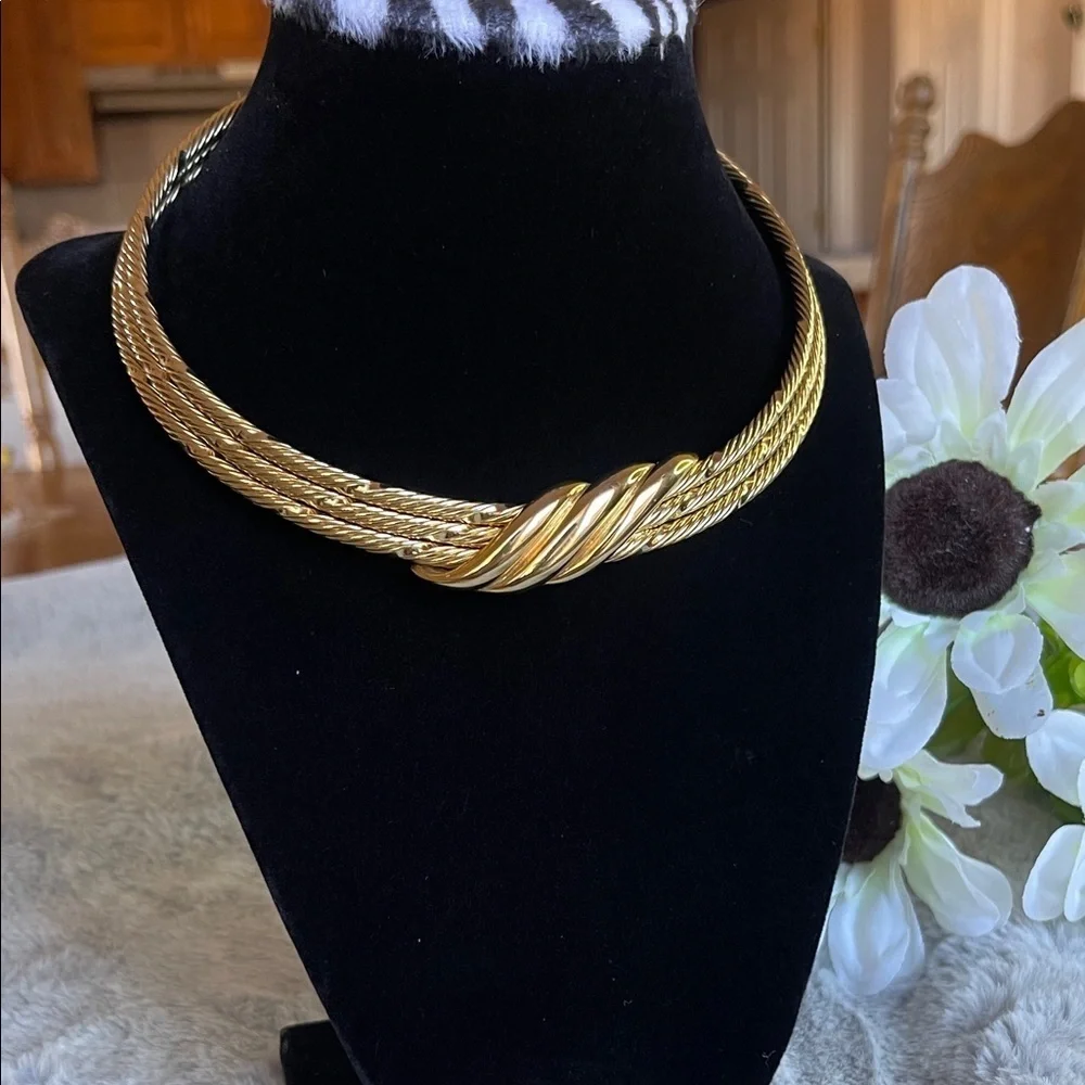 Luxurious Gold Twisted Necklace